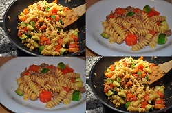 Spadellata di pasta, verdure e carne trita al timo (ricetta light)